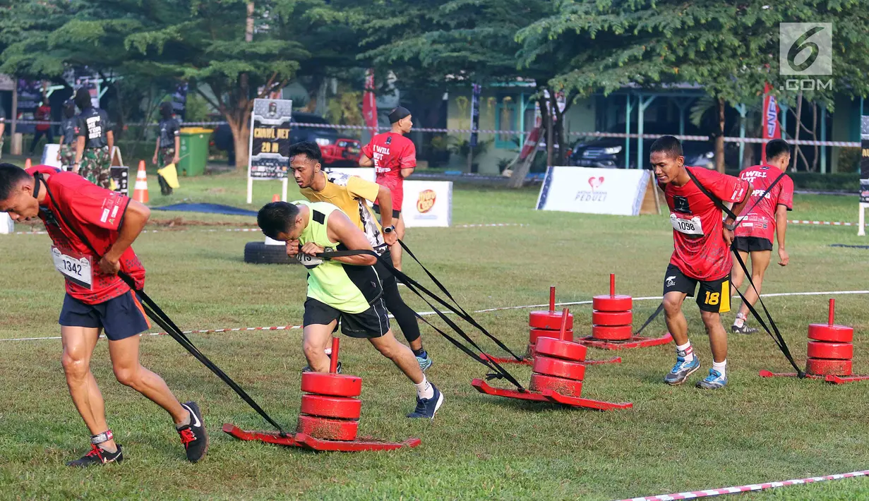 Para peserta menarik beban dalam ajang Komando Warriors II di Kompleks Kopassus Cijantung, Jakarta, Minggu (6/5). Komando Warriors meliputi lari total 5 km, cross speed, serta melintasi aral lintang. (Liputan6.com/Angga Yuniar)