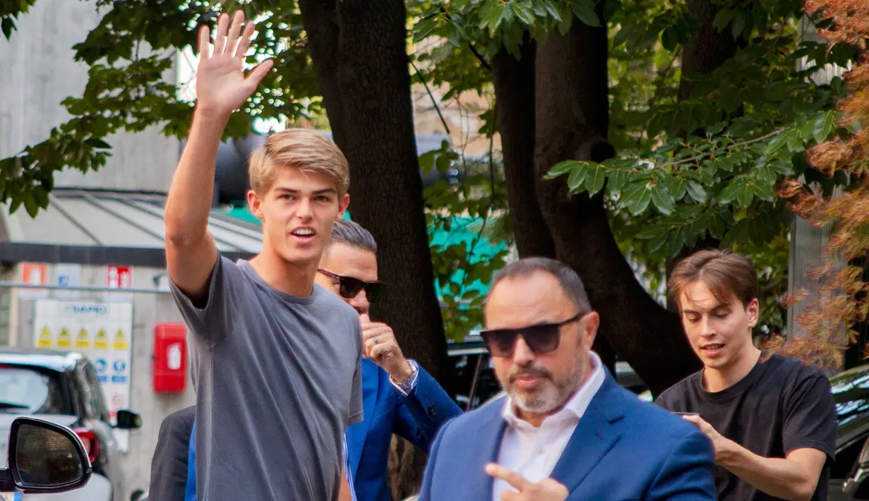 Charles De Ketelaere melambaikan tangan saat tiba untuk melakukan pemeriksaan medis di Milan, Italia, Selasa (2/8/2022). AC Milan merekrut playmaker muda berbakat Charles De Ketelaere dari Club Brugge. (LaPresse via AP)