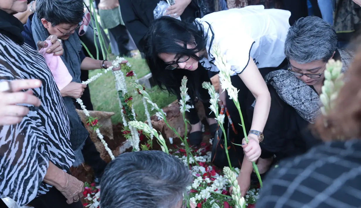 Connie Constantia melihat sosok January Christy adalah memiliki sifat hambel. Bahkan ia melihat tidak pernah berubah meski pernah mengalami masa keemasannya. (Adrian Putra/Bintang.com)