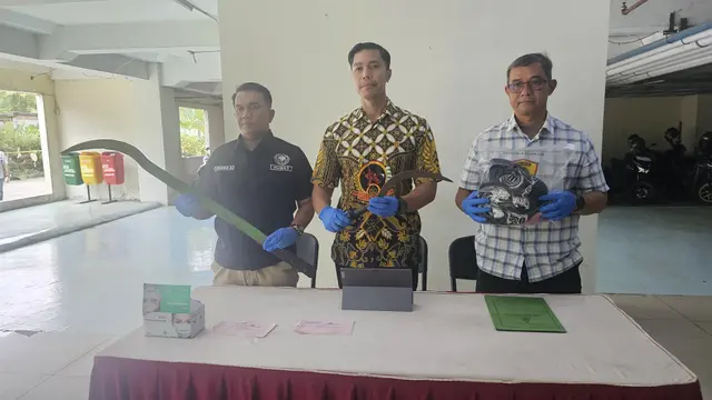 Kepolisian memperlihatkan senjata tajam anggota gangster menyerang korban di Depok. (Liputan6.com/Dicky Agung Prihanto)