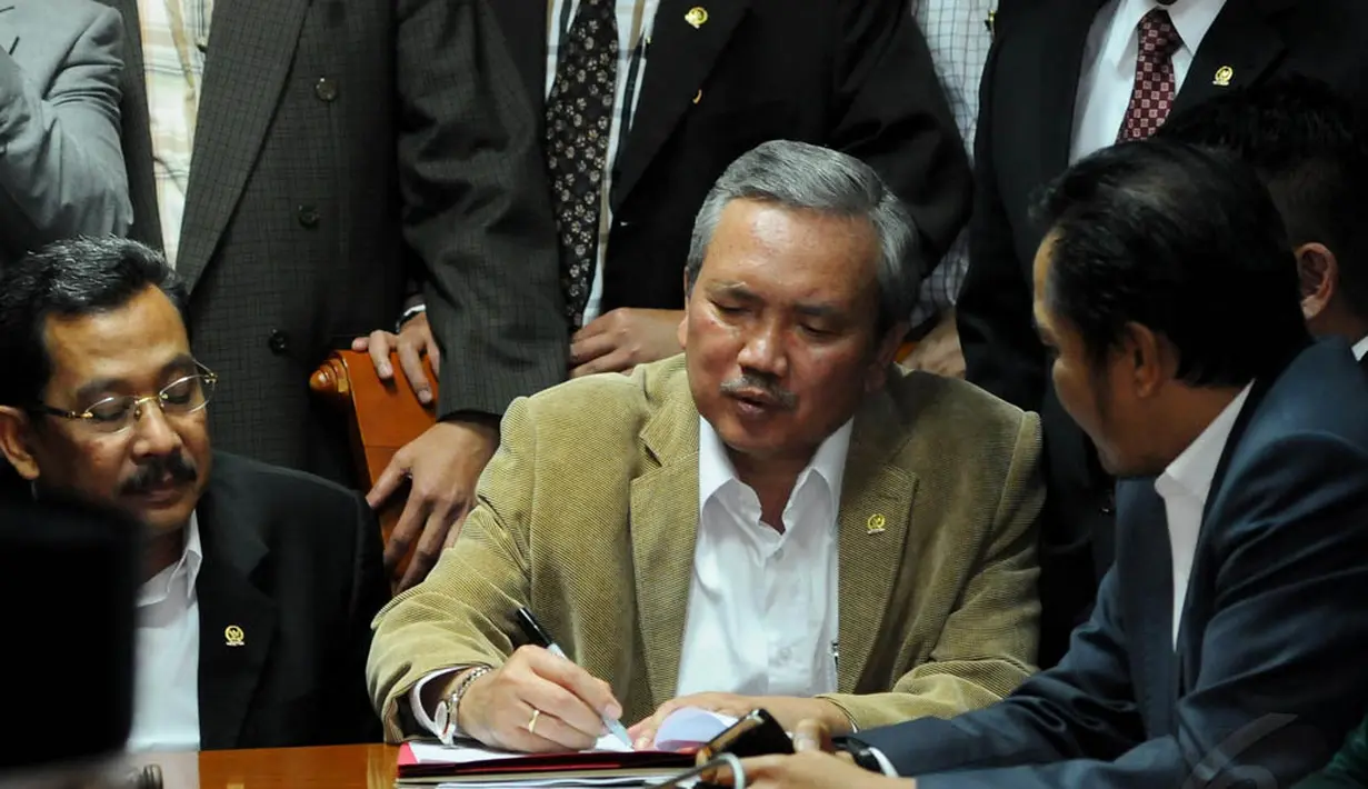 Ketua Fraksi PPP, Irgan Chairul Mahfidz dan ketua Fraksi PDIP, Ahmad Basarah saat penandatanganan bergabungnya PPP ke Koalisi Indonesia Hebat, Jakarta, (7/10/14). (Liputan6.com/Andrian M Tunay)