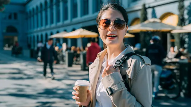 perempuan dan baju tampak percaya diri