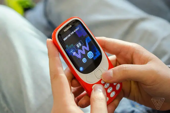 Gim Snake tetap muncul di Nokia 3310 yang baru. (Sumber: The Verge) 