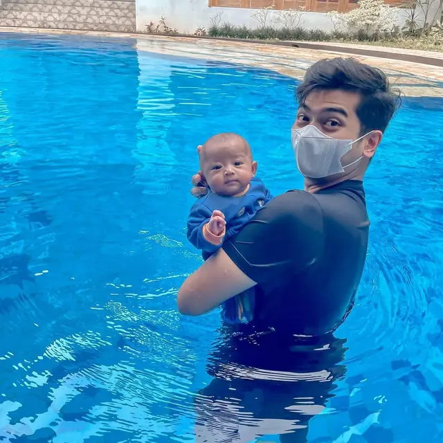 Gaya Parenting Unik ala Ria Ricis, Ikutkan Moana Les Berenang Sejak Usia 2 Bulan
