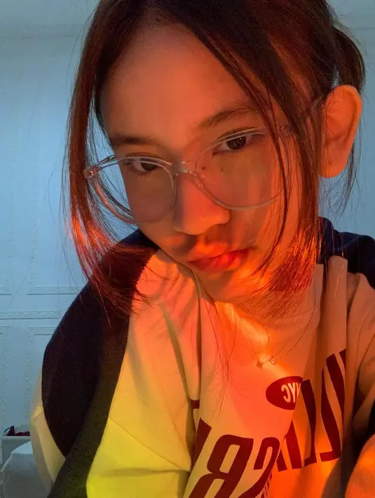 Ferry pun sempat menyindir Leya, yang ternyata masih nyaman dipangku ayah tercinta. (Instagram @harleyavaprincy)