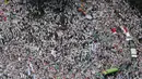 Ribuan ormas Islam memadati kawasan Bundaran Patung Kuda, Jakarta, Jumat (4/11). Massa berkumpul untuk melakukan aksi di depan Istana Negara menuntut penegakan hukum kasus dugaan penistaan agama. (Liputan6.com/Fery Pradolo)