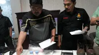 Petugas Dirkrimum Mapolda Sumsel mengamankan barang bukti berupa narkoba dari tangan Abdul Manan (Liputan6.com/Nefri Inge)