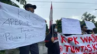 (Mahasiswa demo di depan Gedung DPRD Kota Bekasi, mendesak pencopotan Ketua DPRD Kota Bekasi, Chairoman J Putro, yang diduga terlibat kasus korupsi Wali Kota Bekasi nonaktif, Rahmat Effendi. (Liputan6.com/Bam Sinulingga)