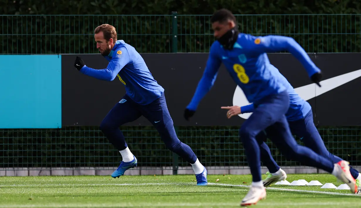 Striker Inggris Harry Kane menghadiri sesi latihan timnas menjelang laga Kualifikasi Piala Eropa 2024 Grup C matchday kedelapan, di Tempat Latihan Klub Sepak Bola Tottenham Hotspur, di Enfield, London utara pada 16 Oktober 2023. (Adrian DENNIS / AFP)