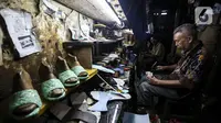 Pekerja menyelesaikan pembuatan sepatu di industri rumahan daerah Kuningan, Jakarta Selatan, Jumat (22/1/2020). Pemerintah melalui Kementerian Koperasi dan Usaha Kecil dan Menengah terus berupaya mendorong pemulihan UMKM di tengah pandemi COVID-19. (Liputan6.com/Johan Tallo)