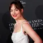 Dakota Johnson tersenyum saat menghadiri penayangan perdana film terbarunya, Fifty Shades Freed di Paris, Prancis (6/2). Fifty Shades Freed diadaptasi dari sebuah novel Fifty Shades Freed yang ditulis oleh E. L. James. (AP Photo/Francois Mori)