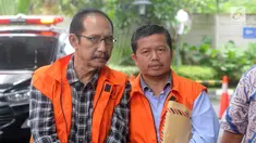 Hakim PN Jakarta Selatan nonaktif Iswahyu Widodo (kiri) dan Kepala Bidang SMP Dinas Pendidikan Kabupaten Cianjur Rosidin tiba di Gedung KPK, Jakarta, Jumat (22/2). Keduanya akan menjalani pemeriksaan lanjutan oleh penyidik KPK. (Merdeka.com/Dwi Narwoko)