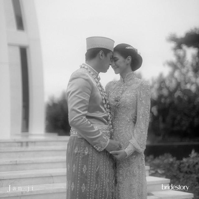 Menikahi Sahabat Sendiri, Ini 6 Potret Pernikahan Mikha Tambayong dan Deva Mahenra