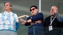 Ekspresi mantan bintang sepak bola, Diego Maradona (tengah) saat menyaksikan laga antara Argentina dan Islandia dalam penyisihan Grup D Piala Dunia 2018 di Stadion Spartak, Moskow, Rusia, Sabtu (16/6). (AP Photo/Ricardo Mazalan)
