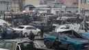 Wali Kota Kyiv, Vitali Klitschko, melaporkan serangan drone dan rudal balistik Rusia pada Kamis 12 Februari 2026 telah memutus pasokan air dan listrik di ribuan gedung apartemen. Tampak dalam foto, warga setempat memeriksa mobil-mobil yang rusak di Odesa pada Jumat 13 Februari 2026. (Oleksandr GIMANOV/AFP)