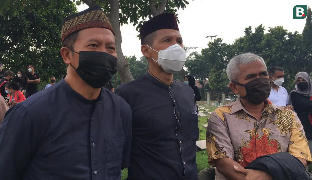 Sigit Pamungkas (kiri) pelatih Kido/Hendra pas meraih emas Olimpiade Beijing 2008 dan Joko Suprianto, mantan pebulutangkis tunggal putra (tengah) menghadiri prosesi pemakaman Markis Kido di TPU Kebun Nanas. (Foto: Bola.com/Erwin Fitriansyah)