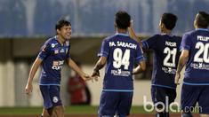 Pemain Arema FC, Adam Alis merayakan gol ke gawang  Sriwijaya FC pada babak delapan besar Piala Presiden 2017 di Stadion Manahan, Solo. Jumat (26/2/2017). (Bola.com/Nicklas Hanoatubun)