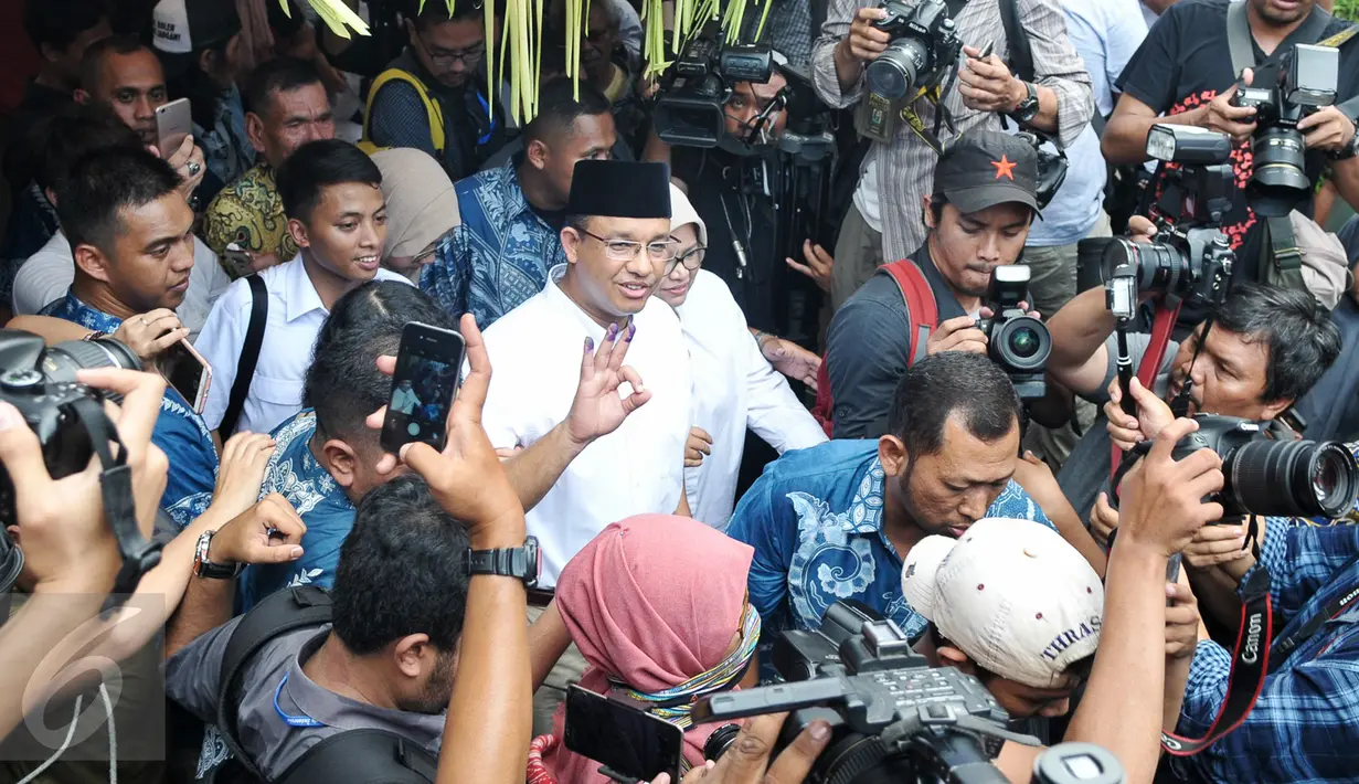 Cagub DKI Jakarta, Anies Baswedan bersama istri dan anaknya berjalan meninggalkan lokasi pemilihan usai menggunakan hak pilihnya di TPS 28 Cilandak, Jakarta Selatan, Rabu (19/4). (Liputan6.com/Yoppy Renato)