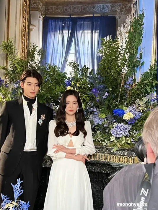 Song Hye Kyo dan Cha Eun foto bersisian berpose di hadapan fotografer. Song Hye Kyo tampil elegan mengenakan gaun putih sementara sang aktor memakai kemeja dipadu jas.  (Foto: Via Twitter/ dongmin_wisdom)
