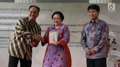 Presiden Indonesia ke-5 Megawati Soekarnoputri (tengah) menerima buku saat peluncuran buku tentang Soekarno di Jakarta, Kamis (30/11). (Liputan6.com/Angga Yuniar)