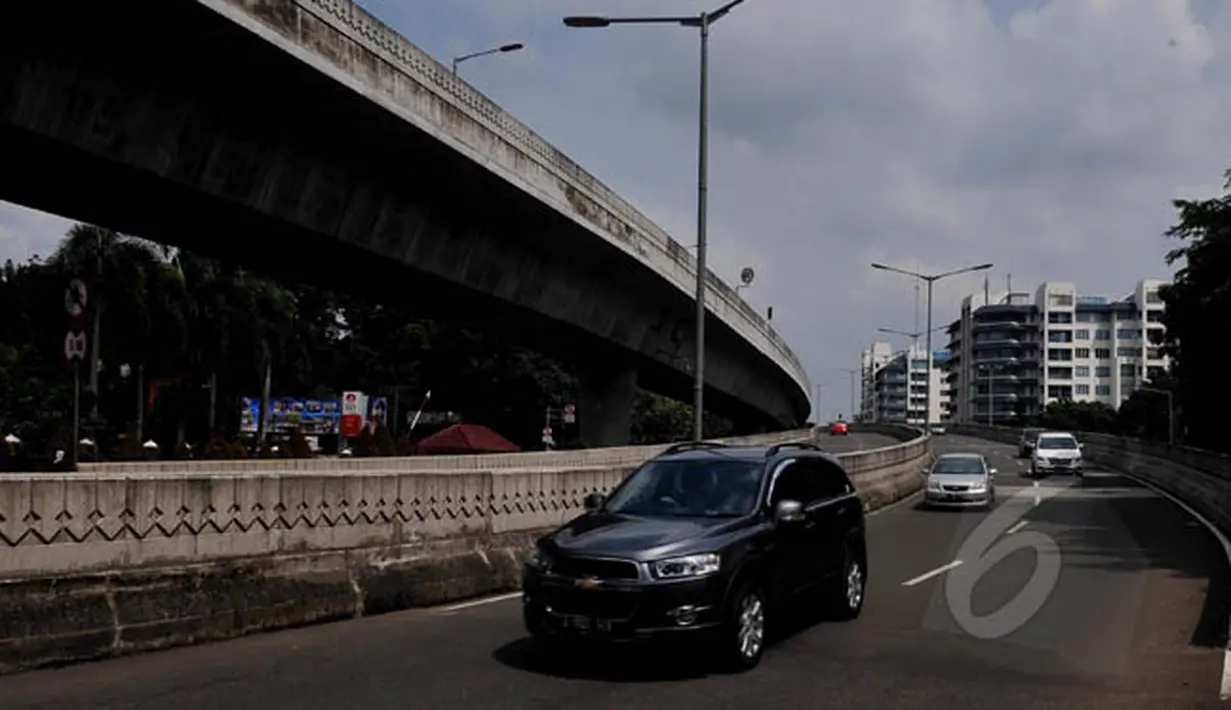 Pengendara keluar dari Jalan Layang Non Tol (JLNT) di Jalan Mayjen TNI Prof. Dr. Moestopo, Jakarta, Rabu (4/2/2015). Pemprov DKI Jakarta berencana menerapkan sistem berbayar untuk mobil yang melalui melalui JLNT tersebut. (Liputan6.com/Johan Tallo)