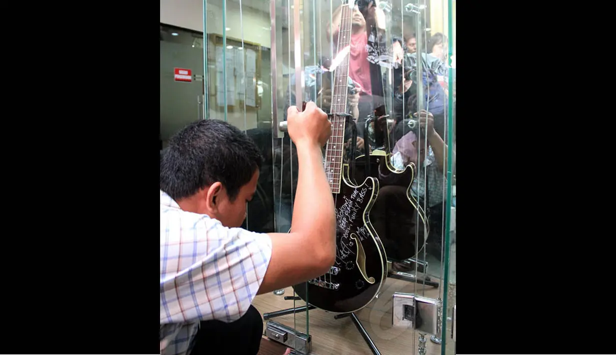  Gitar itu kini menjadi barang pajangan di lemari kaca galeri gratifikasi di Gedung KPK, Jakarta, (17/9/14). (Liputan6.com/Faisal R Syam)
