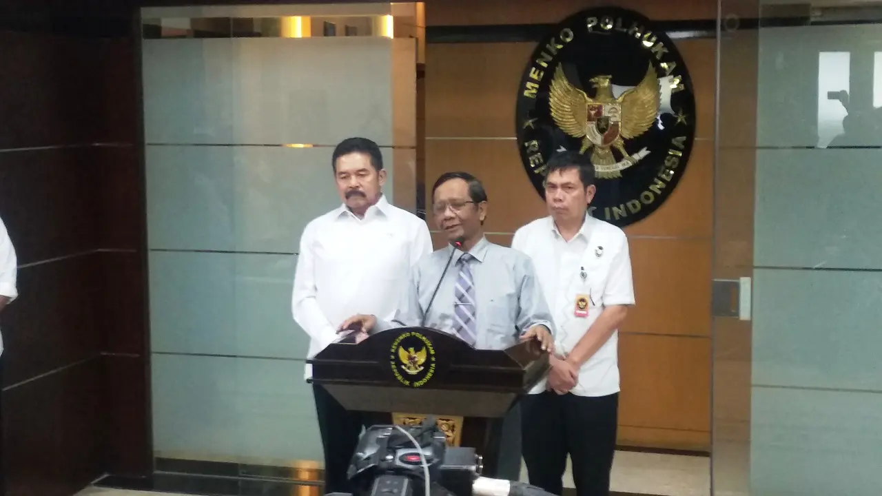 Menko Polhukam Mahfud Md (tengah) mengklarifikasi, pernyataan Jaksa Agung ST Burhanuddin (kiri) terkait tragedi Semanggi
