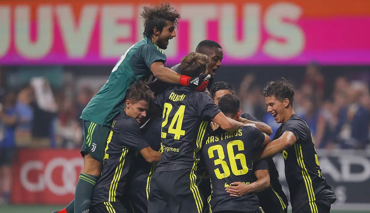 Pemain Juventus berselebrasi setelah bek Mattia De Sciglio berhasil mencetak gol kelima saat adu penalti melawan MLS All-Stars selama MLS All-Star Game 2018 di Mercedes-Benz Stadion, Atlanta, Georgia (1/8). Juventus menang 5-3. (AFP Photo/Kevin C. Cox)