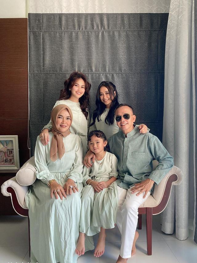 Ayah Ting Ting Menangis Di Hari Ulang Tahun Ke 58 Kenapa Showbiz Liputan6 Com