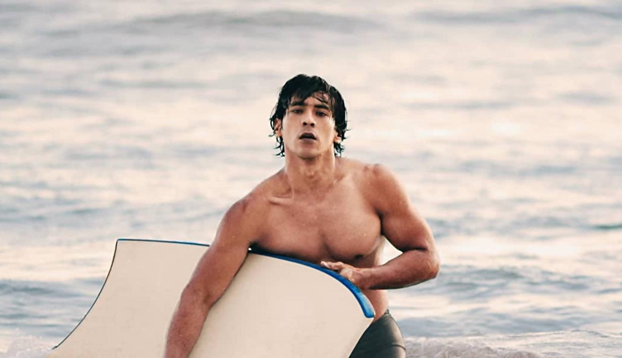 Banyak momen keseharian yang ia unggah dalam media sosial, seperti saat syuting film hingga jalani berbagai pemotretan. Dalam sebuah pemotretan, Dian Siqik tampil kekar bak pemain film Hollywood Baywatch di pinggir pantai yang ada di Bali. (Liputan6.com/IG/@diansidik_)