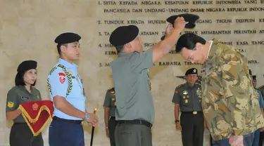 Ahok menerima baret dan brevet Mitra Ketahanan Daerah Mabes TNI dari Panglima TNI Jenderal Moeldoko, Jakarta, Jumat (12/12/2014). (Liputan6.com/Herman Zakharia)