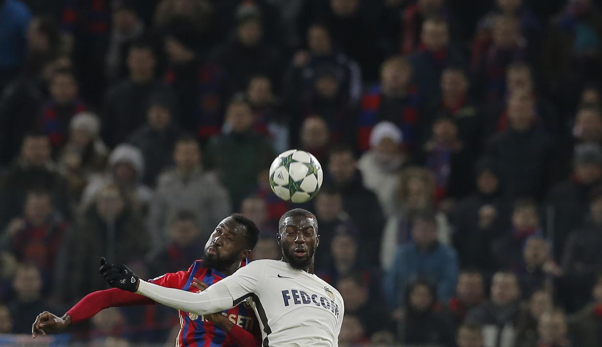 Gelandang AS Monaco, Tiemoue Bakayoko, duel udara dengan pemain CSKA Moscow, Lacina Traore pada laga fase grup liga Champions di Stadion Arena, Moscow, (18/10/2016). (EPA/Sergei Ilnitsky)