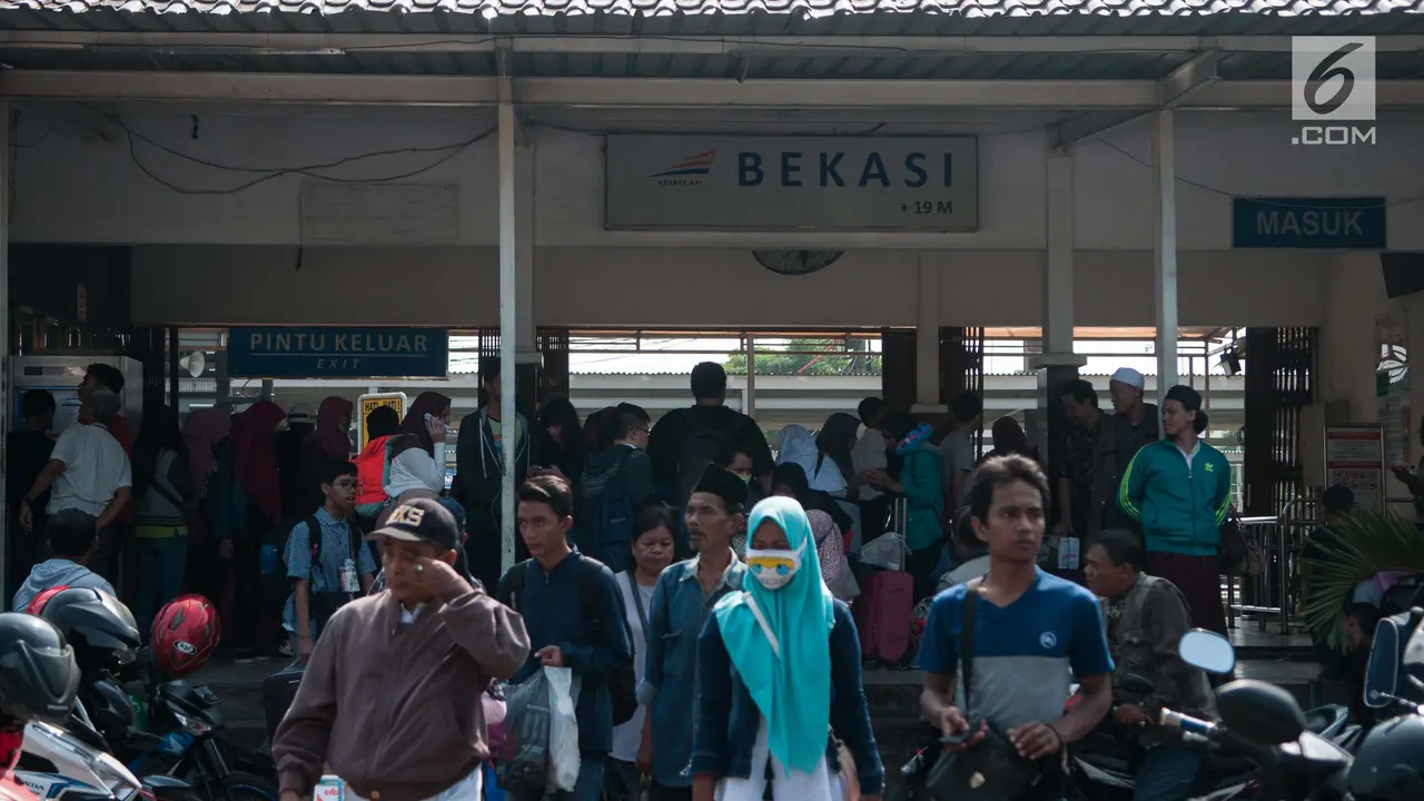 20170519-Penumpang KRL di Stasiun Bekasi-Gempur