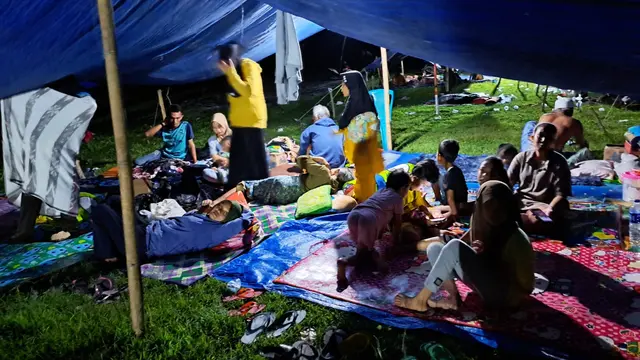 Warga Bawean di tenda pengungsian akibat gempa. (Istimewa)