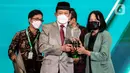 Ketua Badan Amil Zakat Nasional (BAZNAS) RI Noor Achmad memberikan penghargaan Baznas Award 2022 kepada pemimpin Redaksi Liputan6.com, Irna Gustiawati sebagai media pendukung gerakan zakat Indonesia di The Sultan Hotel, Jakarta, Senin (17/1/2022). (Liputan6.com/Johan Tallo)