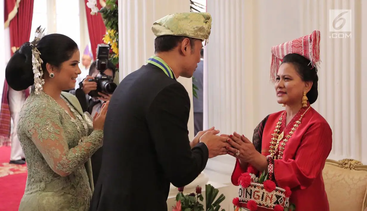 Putra Presiden RI ke-6 SBY, Agus Harimurti Yudhoyono atau AHY didampingi istri Annisa Pohan bersalaman dengan Ibu Negara Iriana Jokowi usai Upacara HUT ke-74 RI di Istana Merdeka, Jakarta, Sabtu (17/8/2019). AHY dan Annisa tampil berbaju adat Sumbar dan Kebaya. (Liputan6.com/HO/Anung Aninditio)