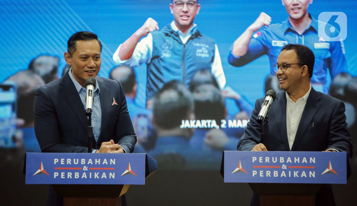Ketua Umum Partai Demokrat Agus Harimurti Yudhoyono atau AHY (kiri) bersama Anies Baswedan menyampaikan pernyataan kepada awak media usai menggelar rapat terbatas di DPP Partai Demokrat, Jakarta, Kamis (2/3/2023). Dalam rapat terbatas tersebut membahas bahwa Partai Demokrat telah resmi memberikan dukungan kepada Anies Baswedan untuk maju sebagai calon presiden pada Pemilihan Presiden 2024. (Liputan6.com/Faizal Fanani)