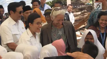 Menteri Keuangan Sri Mulyani, Menko Kemaritiman Luhut Panjaitan, dan Ditektur IMF mengunjungi korban gempa Lombo. Kedatangan ketiganya sekaligus mengecek proses pembangunan hunian sementara korban gempa