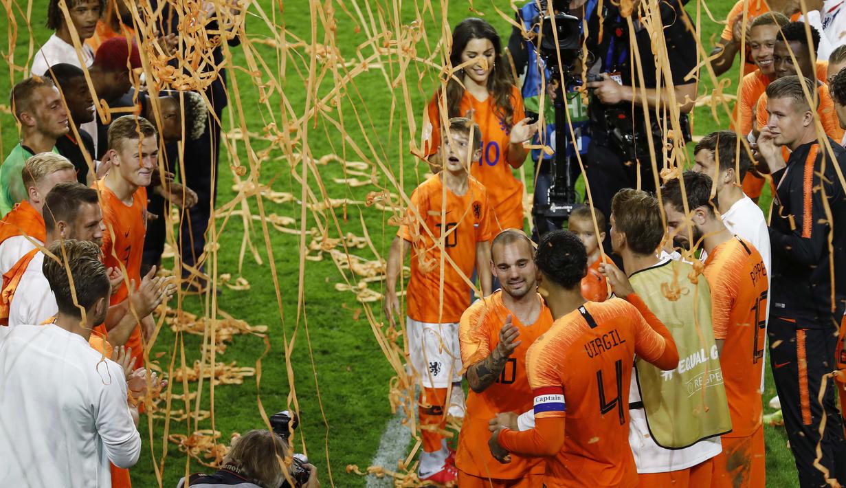 Pemain Belanda, Wesley Sneijder, menyalami rekan nya usai menjalani laga terakhir bersama timnas Belanda di Stadion Johan Cruijff, Amsterdam, Kamis (6/9/2018). Sneijder telah mencatatkan 134 penampilan dan menyumbang 31 gol. (AP/Peter Dejong)