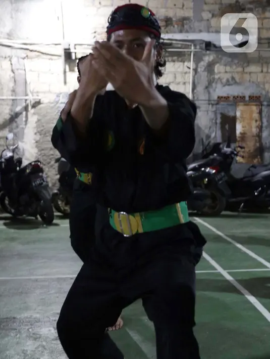 Melalui pencak silat selain menjaga kebugaran tubuh, tali silaturahim akan semakin erat yang bermuara pada persaudaraan. Lewat pencak silat, Sanggar Saung Dji’ih juga mengajarkan nilai-nilai agama dan budaya yang terkandung dalam setiap gerakan. (Liputan6.com/Helmi Fithriansyah)