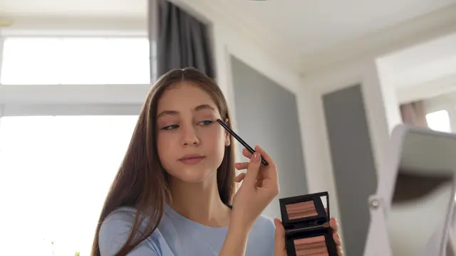 Pahami proses blend eyeshadow yang tepat agar hasilnya maksimal