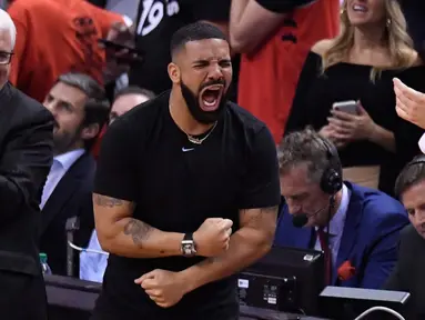 Penyanyi Rapper Drake bersorak saat menyaksikan pertandingan kelima Final NBA 2019 antara Golden State Warriors melawan Toronto Raptors di Scotiabank Arena, Toronto, Ontario (11/6/2019). Warriors mengalahkan Toronto Raptors dengan 106-105. (Frank Gunn/The Canadian Press via AP)