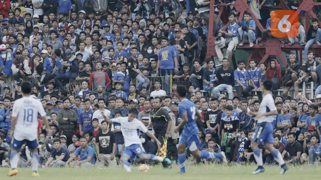 Suporter Persib Bandung dan Perserang Serang