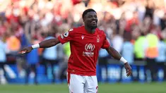 Pemain Nottingham Forest, Serge Aurier ini dilahirkan pada 24 Desember 1992 di Ouragahio, Pantai Gading. Namun, dirinya tak merayakan Natal karena memeluk agama Islam. (AFP/Darren Staples)