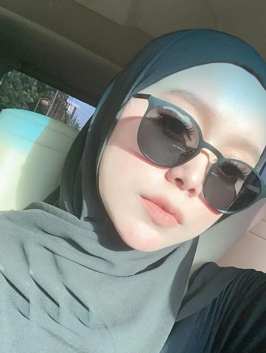 Meski hanya pakai outfit hitam yang simpel, foto close up serta minim makeup dari istri Rizky Billar tersebut banjir pujian dari para penggemarnya.(Liputan6.com/IG/@lestykejora)