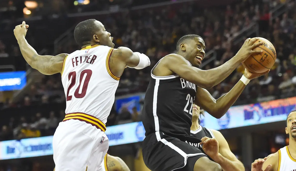 Pemain Brooklyn Nets, Caris LeVert (22) berusaha melewati hadangan para pemain  Cleveland Cavaliers saat memasukan bola pada lanjutan NBA di Quicken Loans Arena, (23/12/2016). (Reuters/Ken Blaze-USA TODAY Sports)
