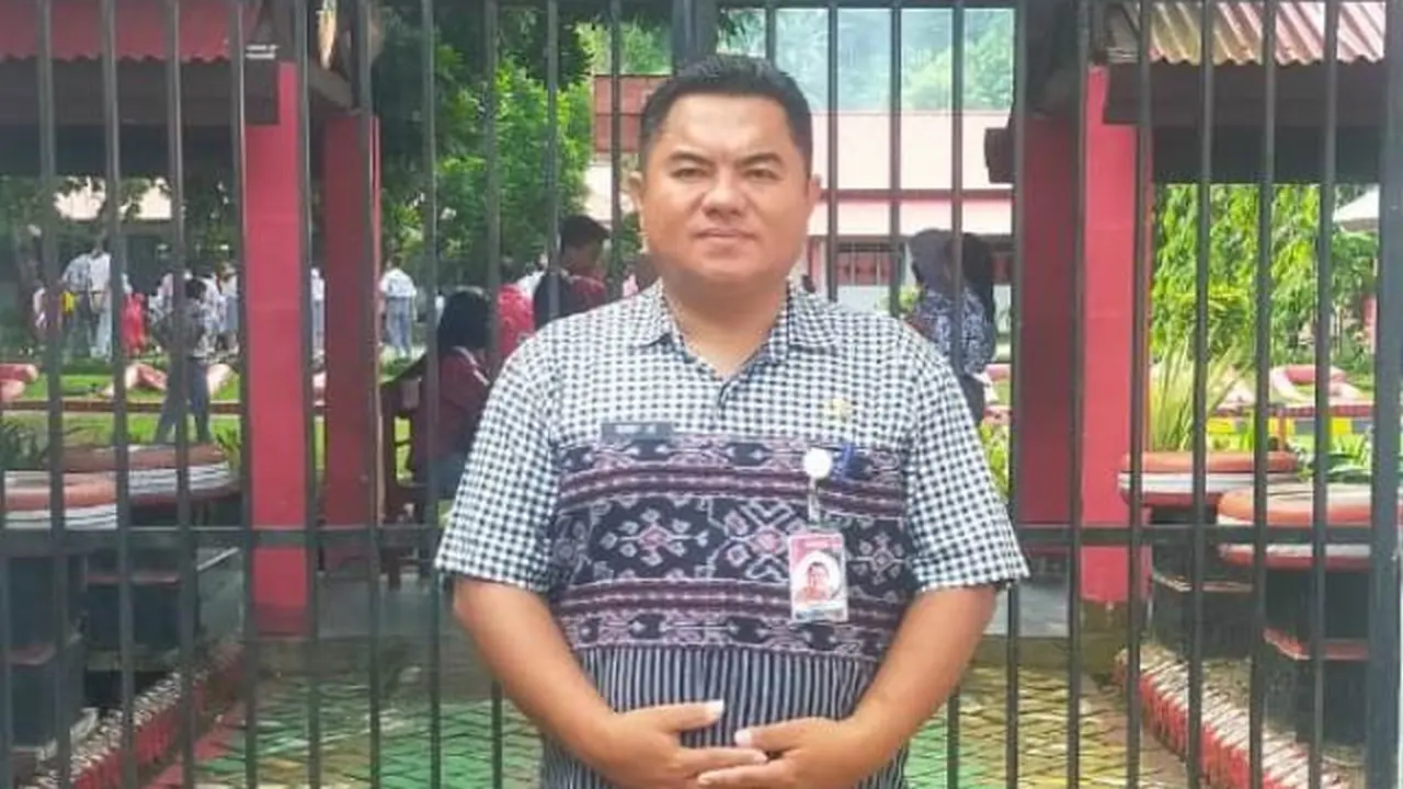 Kepala SMAN 3 Bitung Goldfriet Ronny Sirfles Bawotong SPd MPd. (Foto: Yoseph Ikanubun/Liputan6.com)