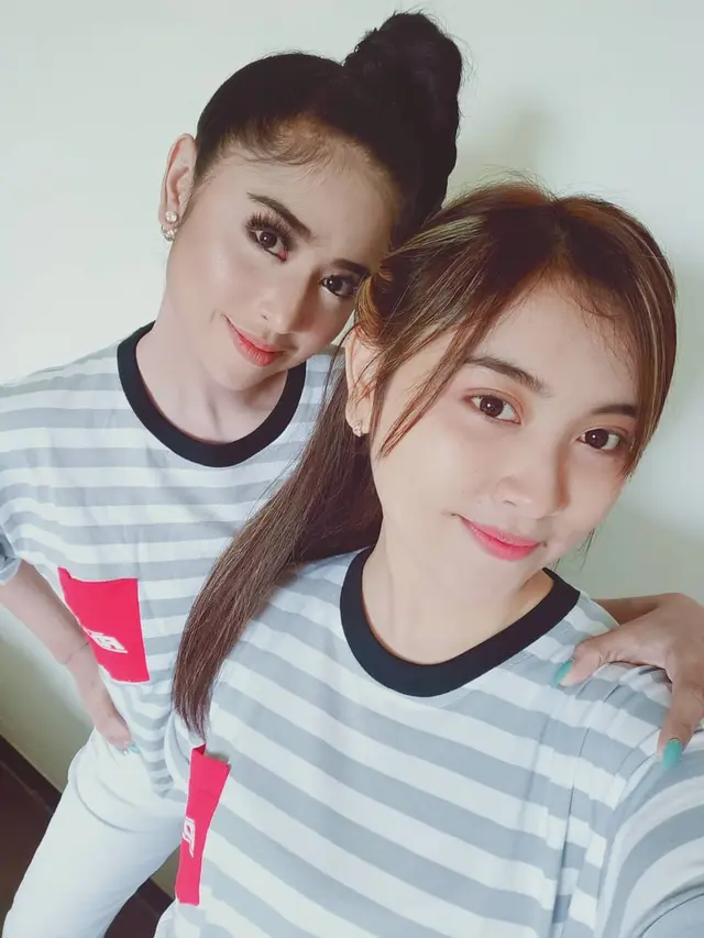 Selalu Kompak, Ini 6 Potret Dewi Persik dan Lebby Wilayati Pakai Baju Kembar