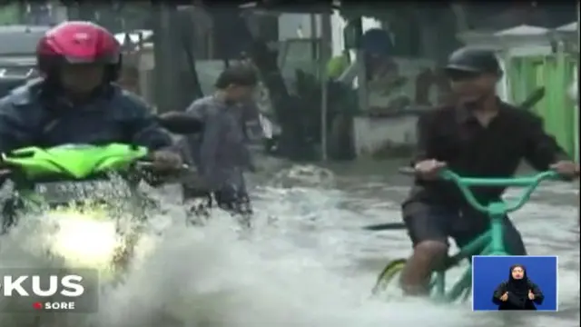 Hujan deras membuat Perumahan Duta Kranji, Kota Bekasi, Jawa Barat, tergenang banjir.