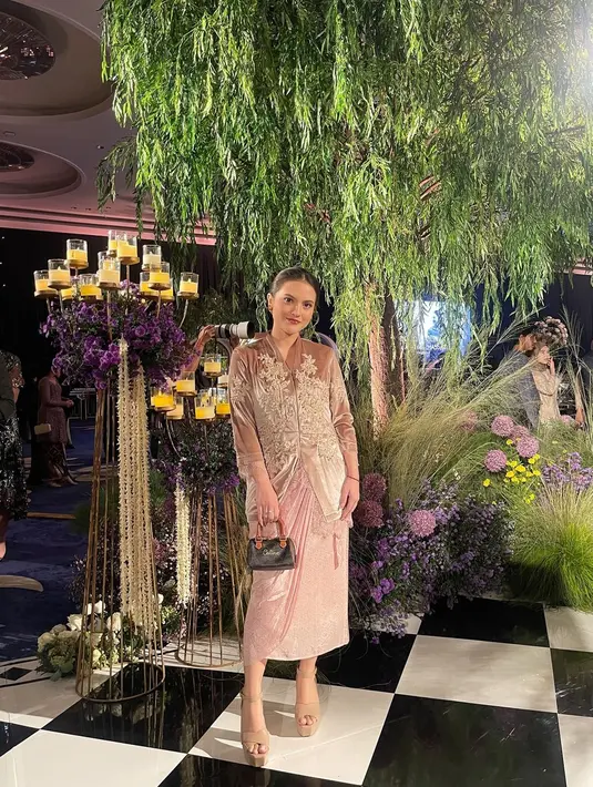 Cantik memesona, Marsha Aruan pakai kebaya beludru cokelat dengan detail bordir benang emas, dan kain pink sebagai rok. [Foto: Instagram/aruanmarsha]